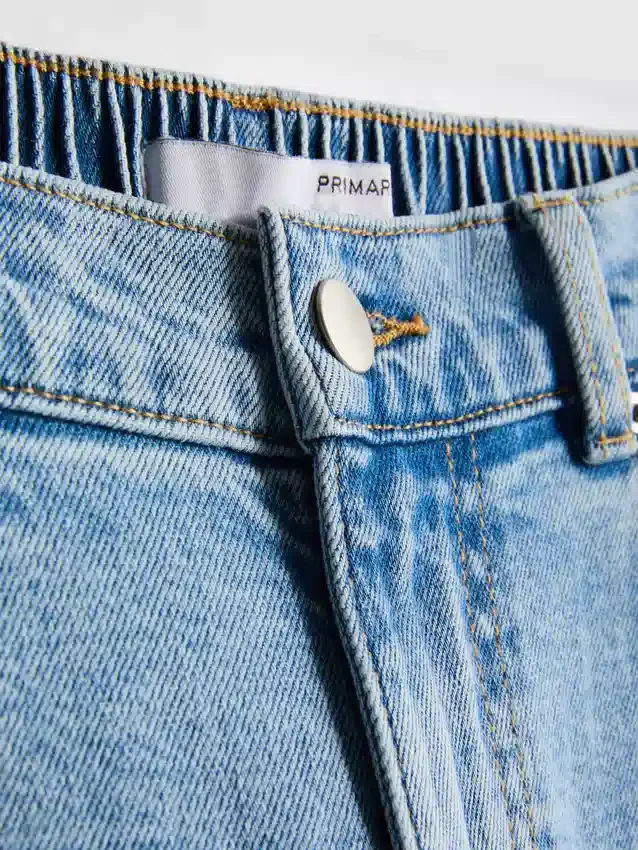 Hoch taillierte, konisch zulaufende Jeans aus Baumwoll-Denim