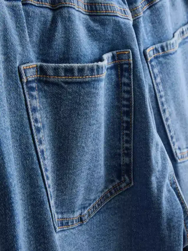 Hoch taillierte, konisch zulaufende Jeans aus Baumwoll-Denim