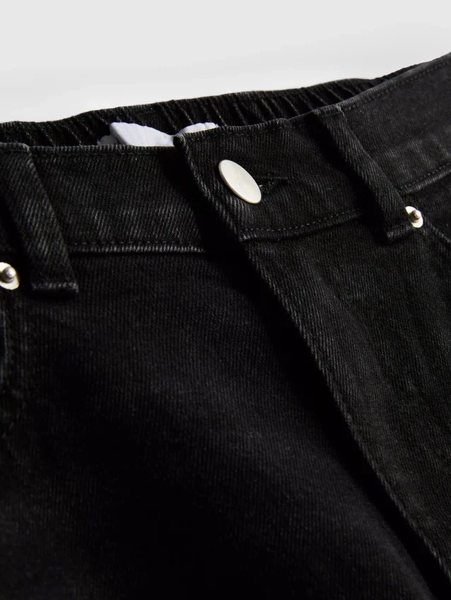 Hoch taillierte, konisch zulaufende Jeans aus Baumwoll-Denim