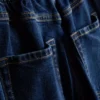 Hoch taillierte, konisch zulaufende Jeans aus Baumwoll-Denim