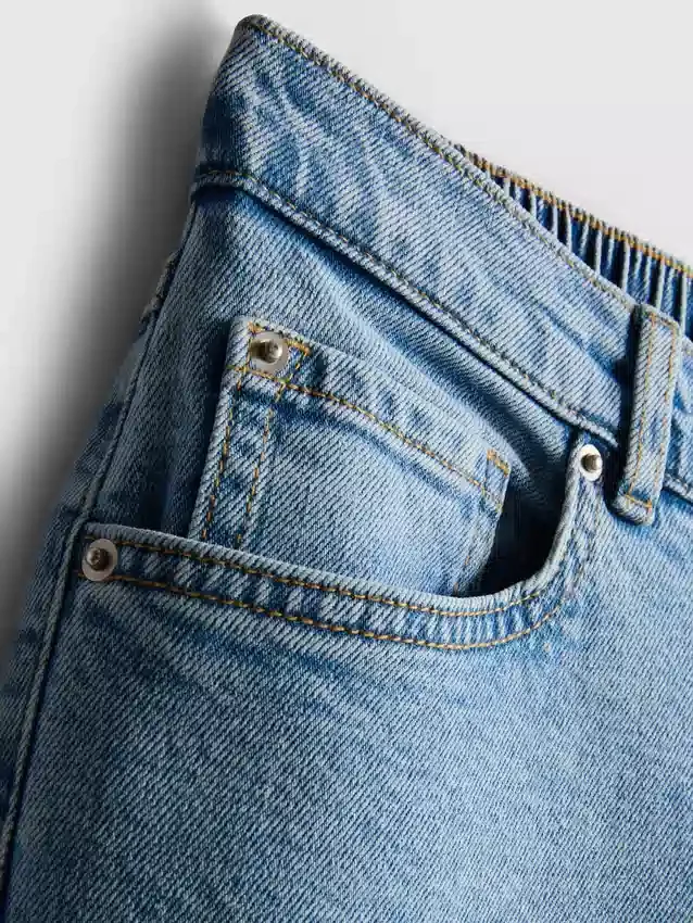 Hoch taillierte, konisch zulaufende Jeans aus Baumwoll-Denim
