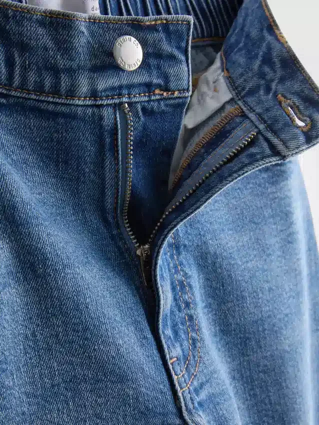 Hoch taillierte, konisch zulaufende Jeans aus Baumwoll-Denim