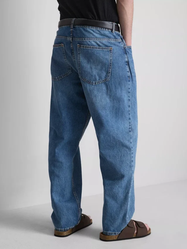 Hoch taillierte, locker sitzende Jeans