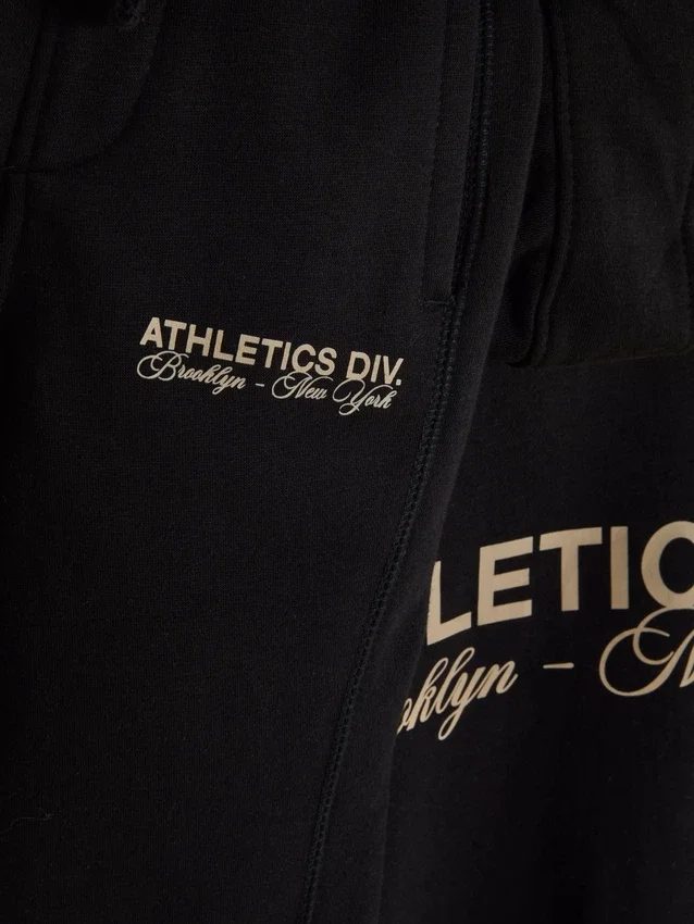 Hoodie- und Jogginghosen-Set der Athletics-Kollektion