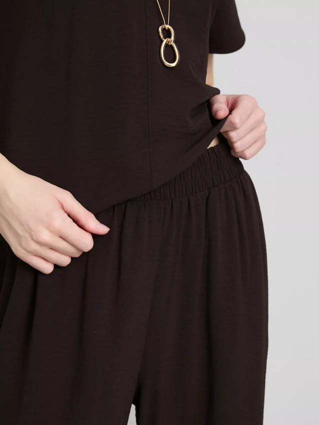Hose mit elastischem Bund und weitem Bein