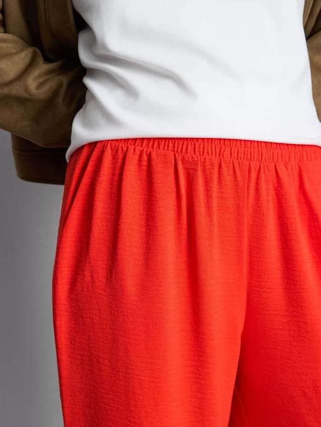 Hose mit elastischem Bund und weitem Bein