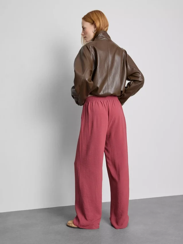 Hose mit elastischem Bund und weitem Bein
