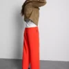 Hose mit elastischem Bund und weitem Bein