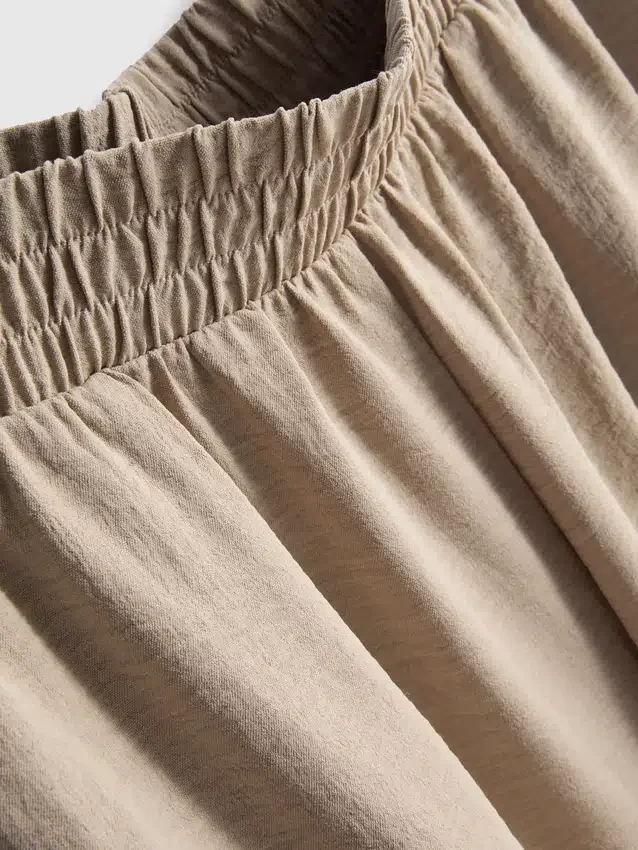 Hose mit elastischem Bund und weitem Bein