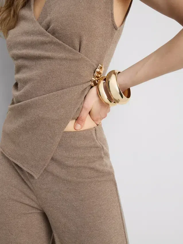 Hose mit mittlerer Leibhöhe und weitem Bein