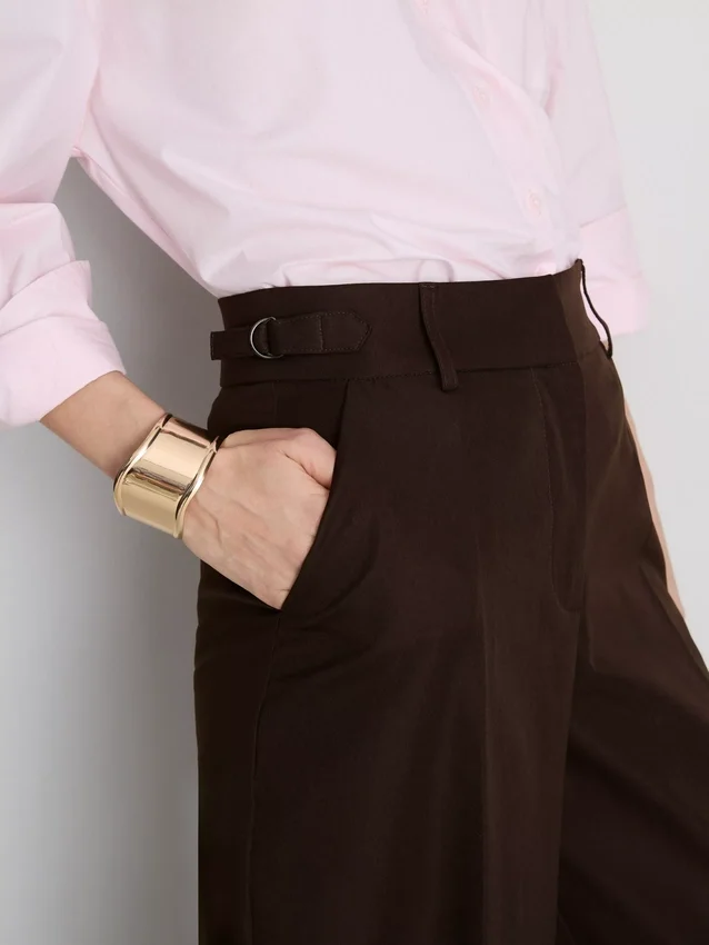 Hose mit weitem Bein, Falten und Gürteldetail