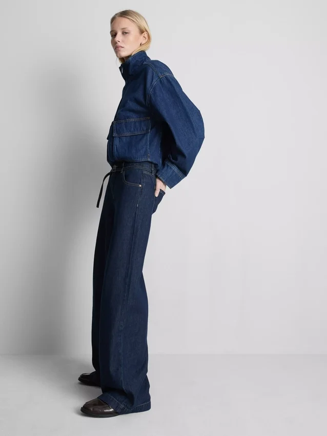 Jeans mit mittlerer Leibhöhe, Gürtel und weitem Bein