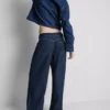 Jeans mit mittlerer Leibhöhe, Gürtel und weitem Bein