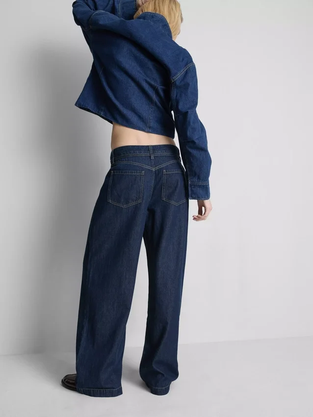 Jeans mit mittlerer Leibhöhe, Gürtel und weitem Bein