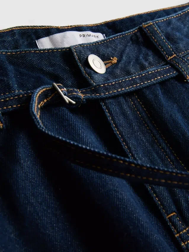 Jeans mit mittlerer Leibhöhe, Gürtel und weitem Bein