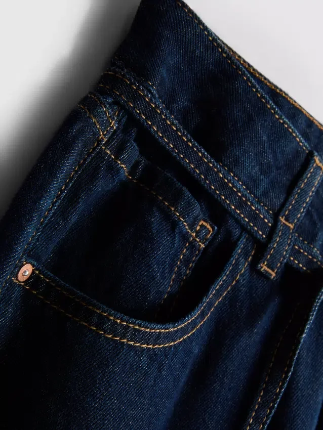 Jeans mit mittlerer Leibhöhe, Gürtel und weitem Bein