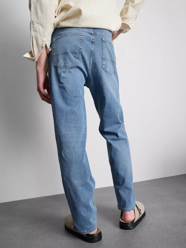 Jeans mit mittlerer Leibhöhe und geradem Bein