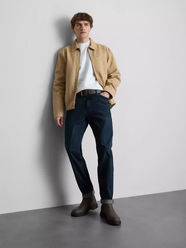 Jeans mit mittlerer Leibhöhe und schmaler Passform