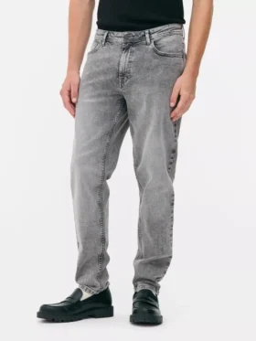 Jeans mit mittlerer Leibhöhe und schmaler Passform
