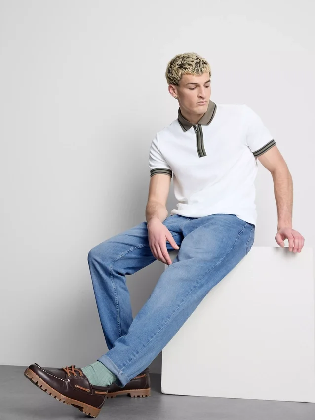 Jeans mit mittlerer Leibhöhe und schmaler Passform