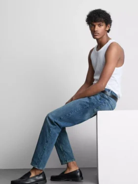 Jeans mit mittlerer Leibhöhe und schmaler Passform