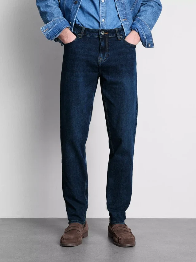Jeans mit mittlerer Leibhöhe und schmaler Passform