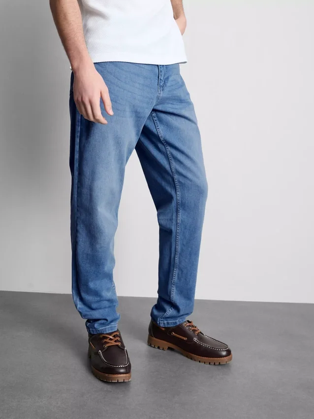 Jeans mit mittlerer Leibhöhe und schmaler Passform