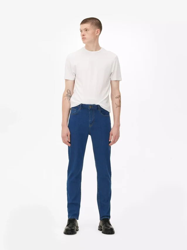 Jeans mit mittlerer Leibhöhe und schmaler Passform