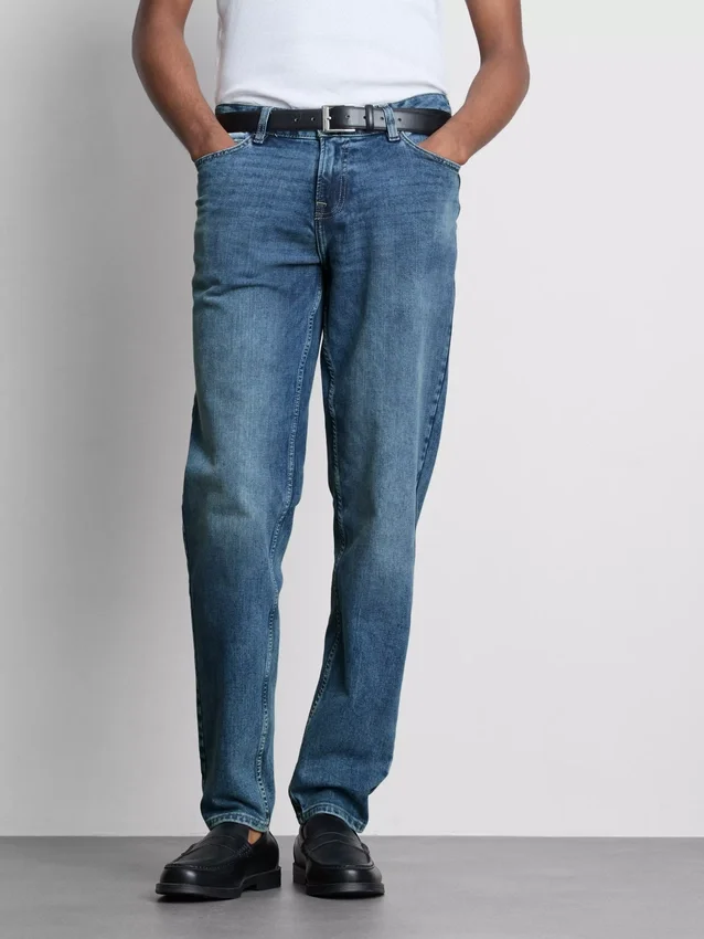 Jeans mit mittlerer Leibhöhe und schmaler Passform