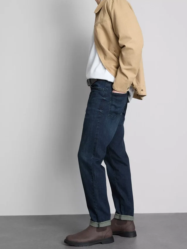Jeans mit mittlerer Leibhöhe und schmaler Passform