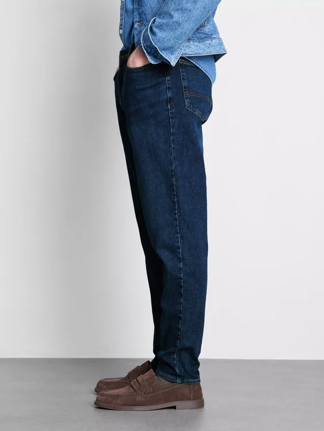 Jeans mit mittlerer Leibhöhe und schmaler Passform