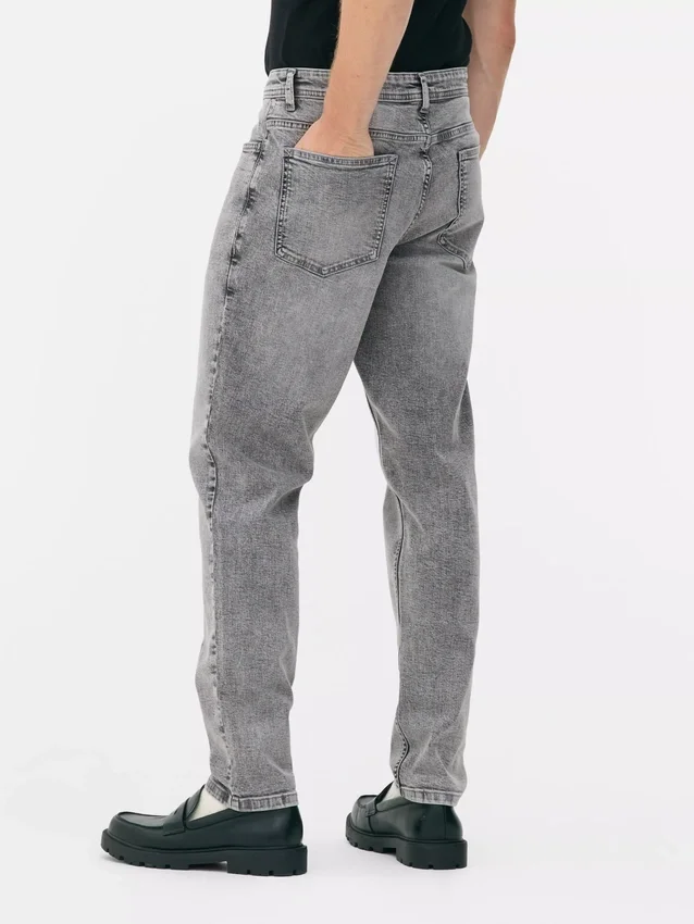 Jeans mit mittlerer Leibhöhe und schmaler Passform