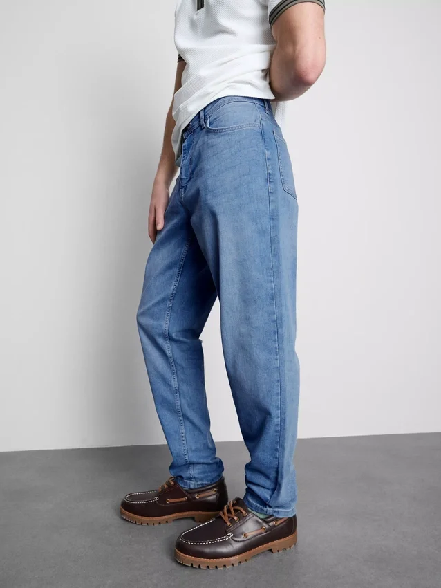 Jeans mit mittlerer Leibhöhe und schmaler Passform