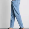 Jeans mit mittlerer Leibhöhe und schmaler Passform