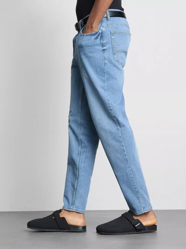 Jeans mit mittlerer Leibhöhe und schmaler Passform
