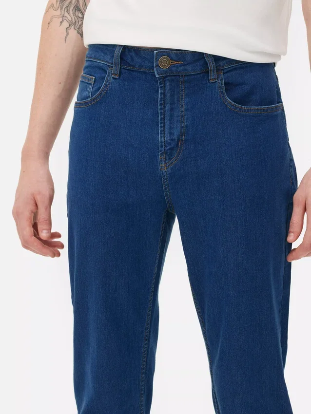 Jeans mit mittlerer Leibhöhe und schmaler Passform