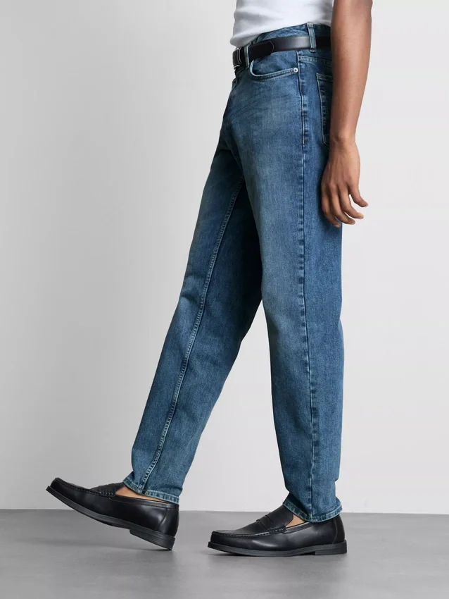 Jeans mit mittlerer Leibhöhe und schmaler Passform