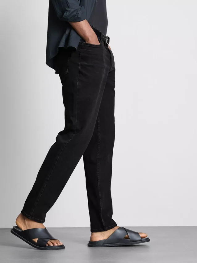 Jeans mit mittlerer Leibhöhe und schmaler Passform