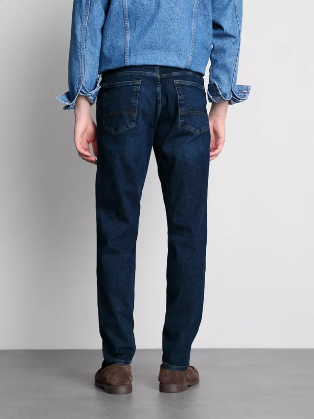 Jeans mit mittlerer Leibhöhe und schmaler Passform