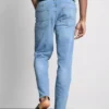 Jeans mit mittlerer Leibhöhe und schmaler Passform