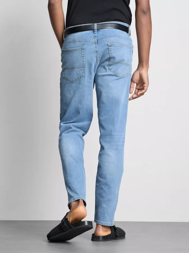 Jeans mit mittlerer Leibhöhe und schmaler Passform