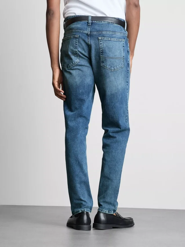 Jeans mit mittlerer Leibhöhe und schmaler Passform