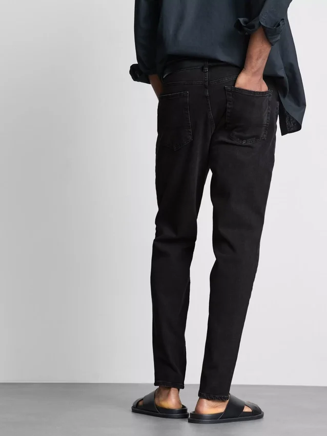 Jeans mit mittlerer Leibhöhe und schmaler Passform