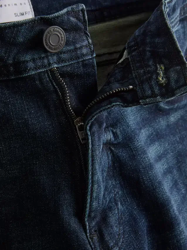 Jeans mit mittlerer Leibhöhe und schmaler Passform