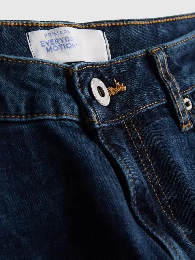 Jeans mit mittlerer Leibhöhe und schmaler Passform