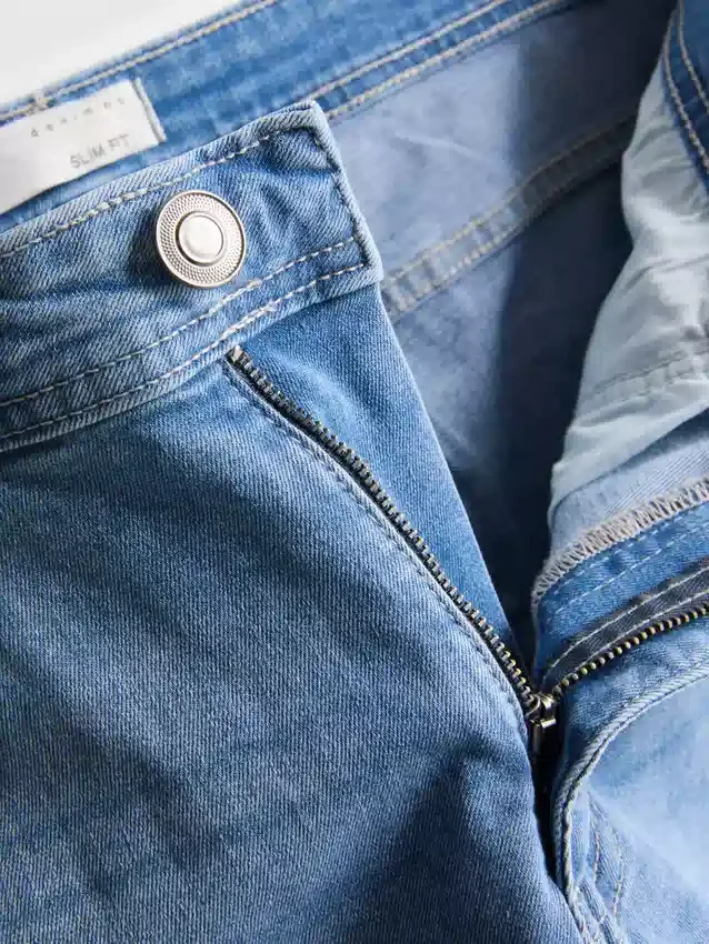 Jeans mit mittlerer Leibhöhe und schmaler Passform
