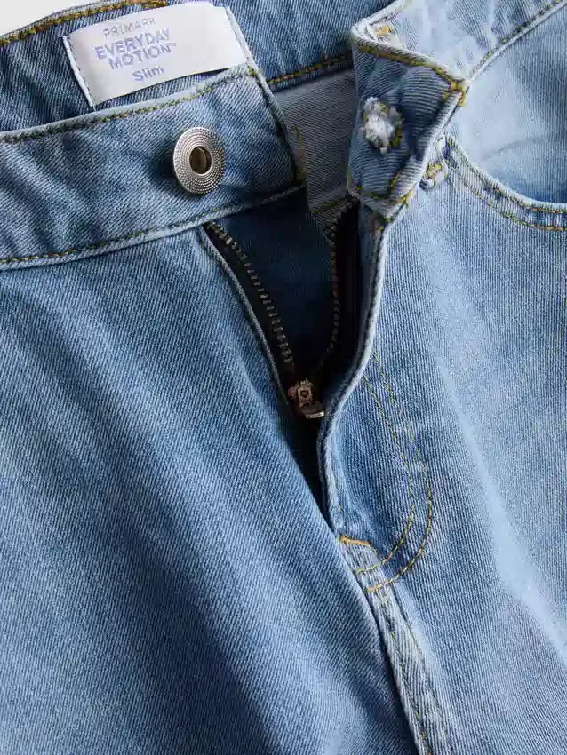 Jeans mit mittlerer Leibhöhe und schmaler Passform