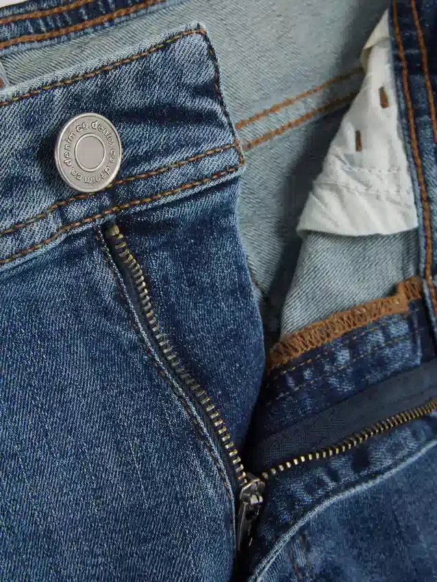 Jeans mit mittlerer Leibhöhe und schmaler Passform