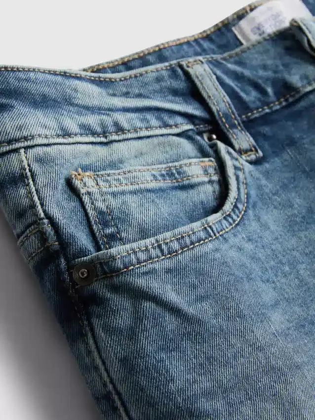 Jeans mit mittlerer Leibhöhe und schmaler Passform