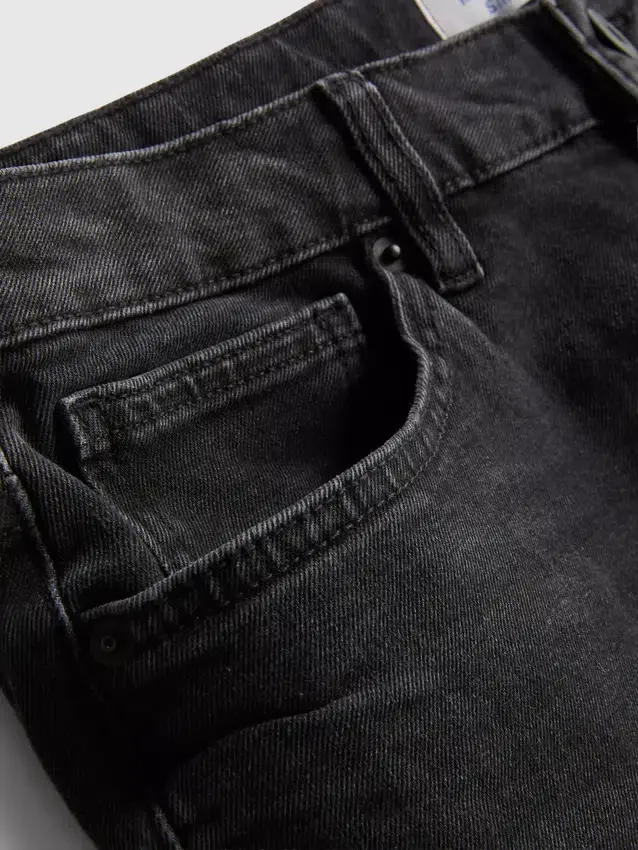 Jeans mit mittlerer Leibhöhe und schmaler Passform